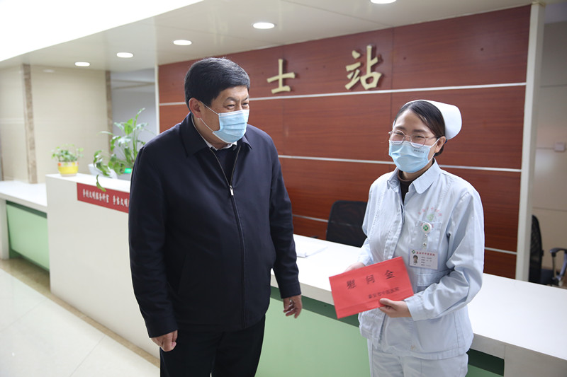 3泰安市中医医院开展迎新春送温暖活动 (11)_副本.jpg