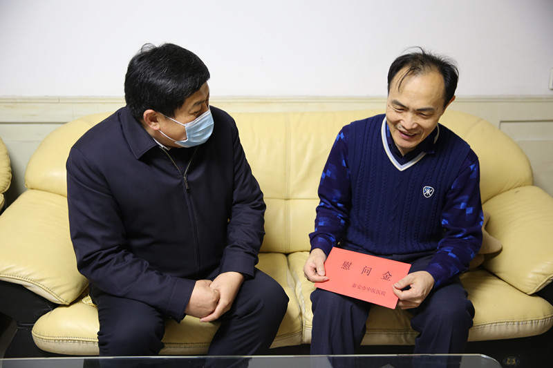 4泰安市中医医院开展迎新春送温暖活动 (7)_副本.jpg