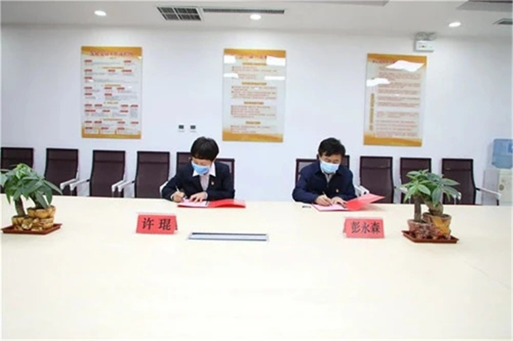 党委委员、副院长许琨与泰安主题党日活动中心主任彭永森签订协议书.webp.jpg