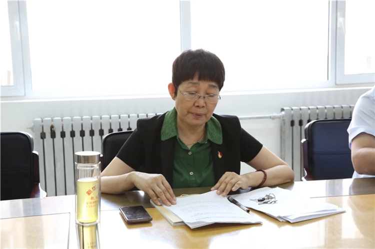 党委委员、副院长李平领读学习.webp.jpg