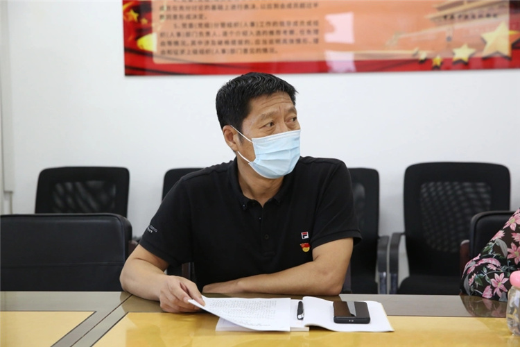 党委副书记裴晓峰主持会议.webp.jpg