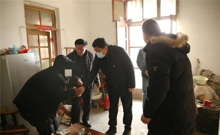 慰问困难群众.webp.jpg