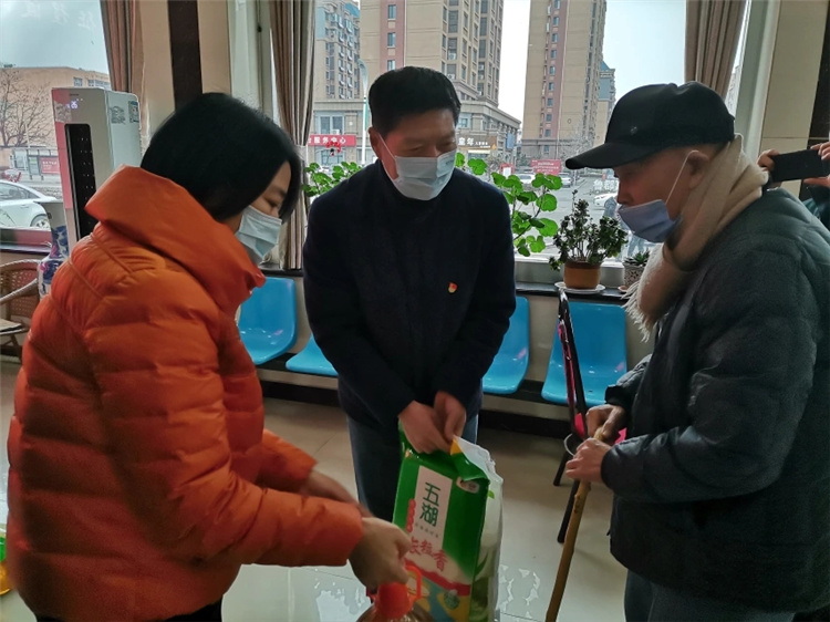 给生活困难户送慰问品.webp.jpg